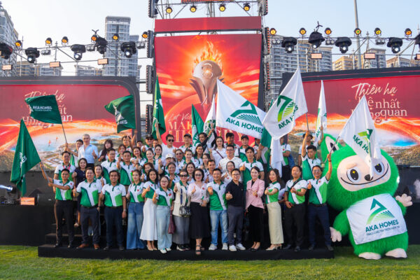Đội ngũ Aka Homes thể hiện tinh thần quyết tâm, sẵn sàng chinh phục thị trường tại Kick off Vinhomes Hải Vân Bay.